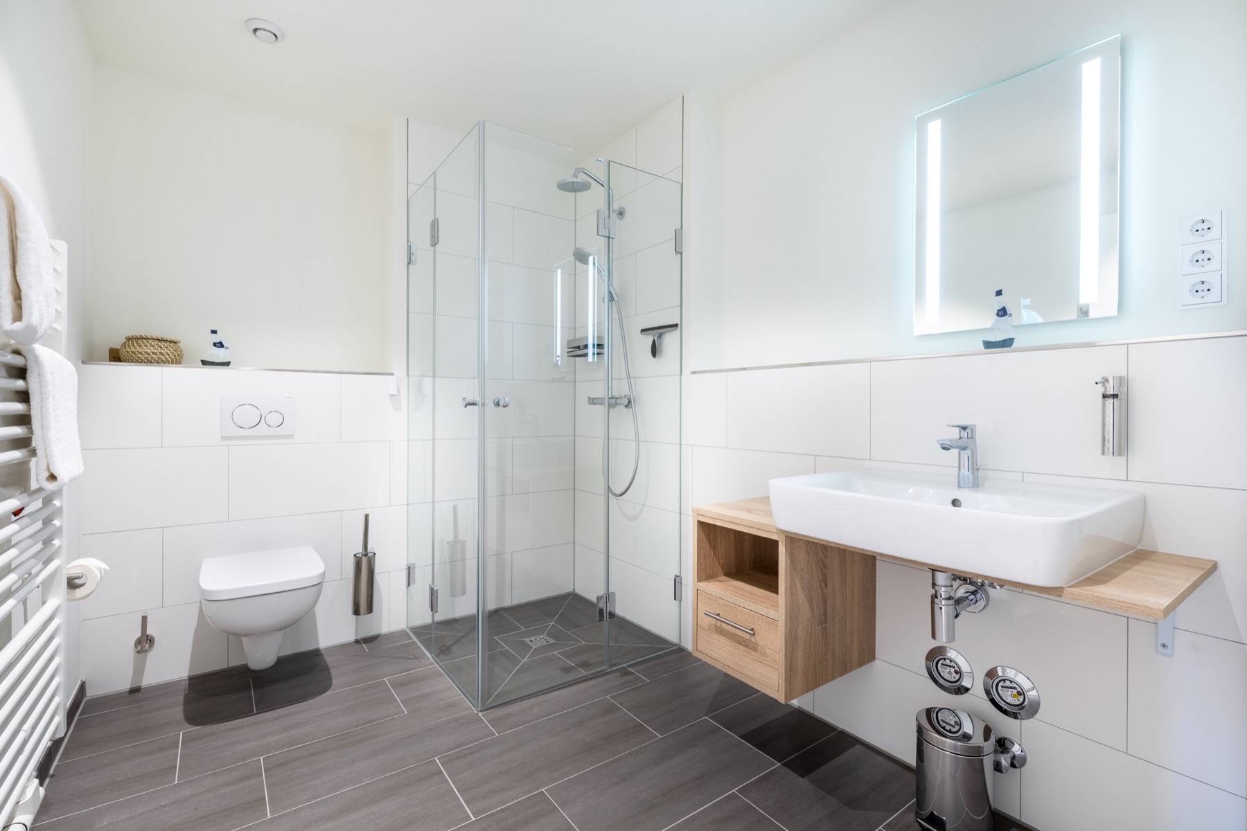 Badezimmer mit ebenerdiger Dusche