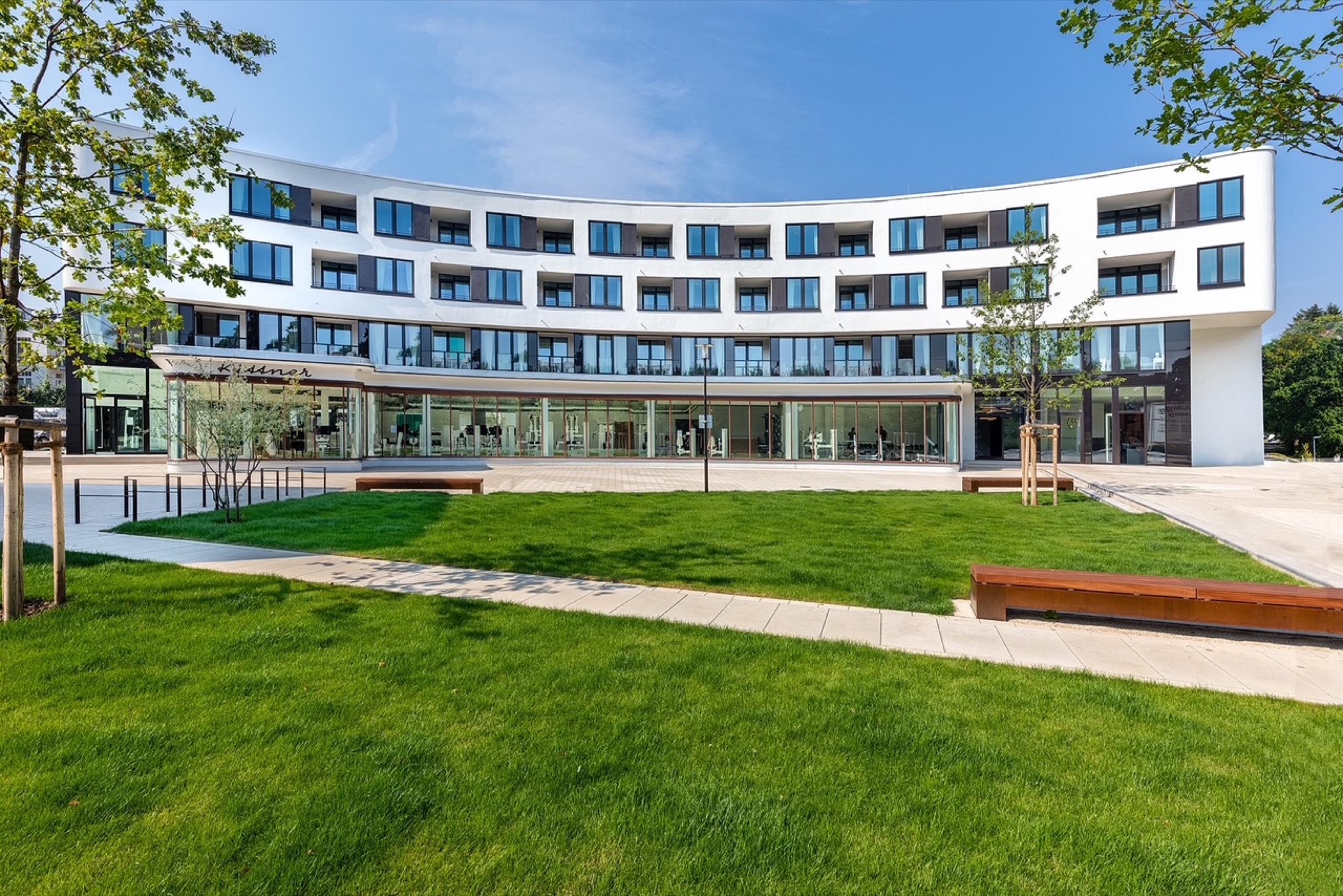 Godewindpark in Travemünde mit Grünfläche vor dem Gebäude