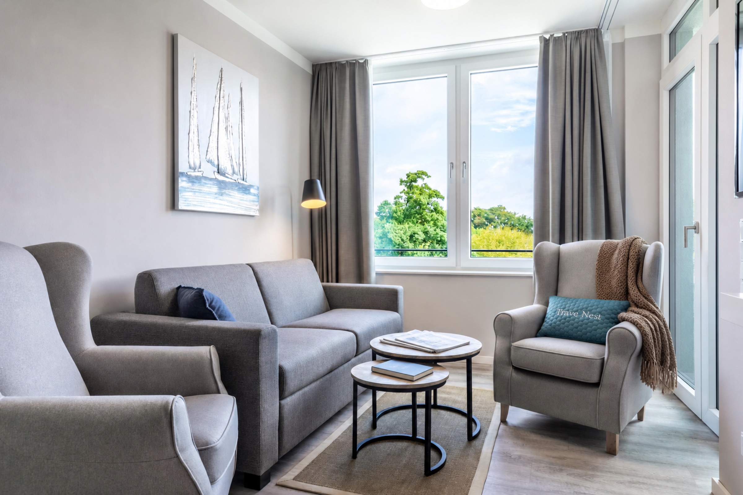 Wohnzimmer mit Parkblick, Lesestoff und warmer Decke