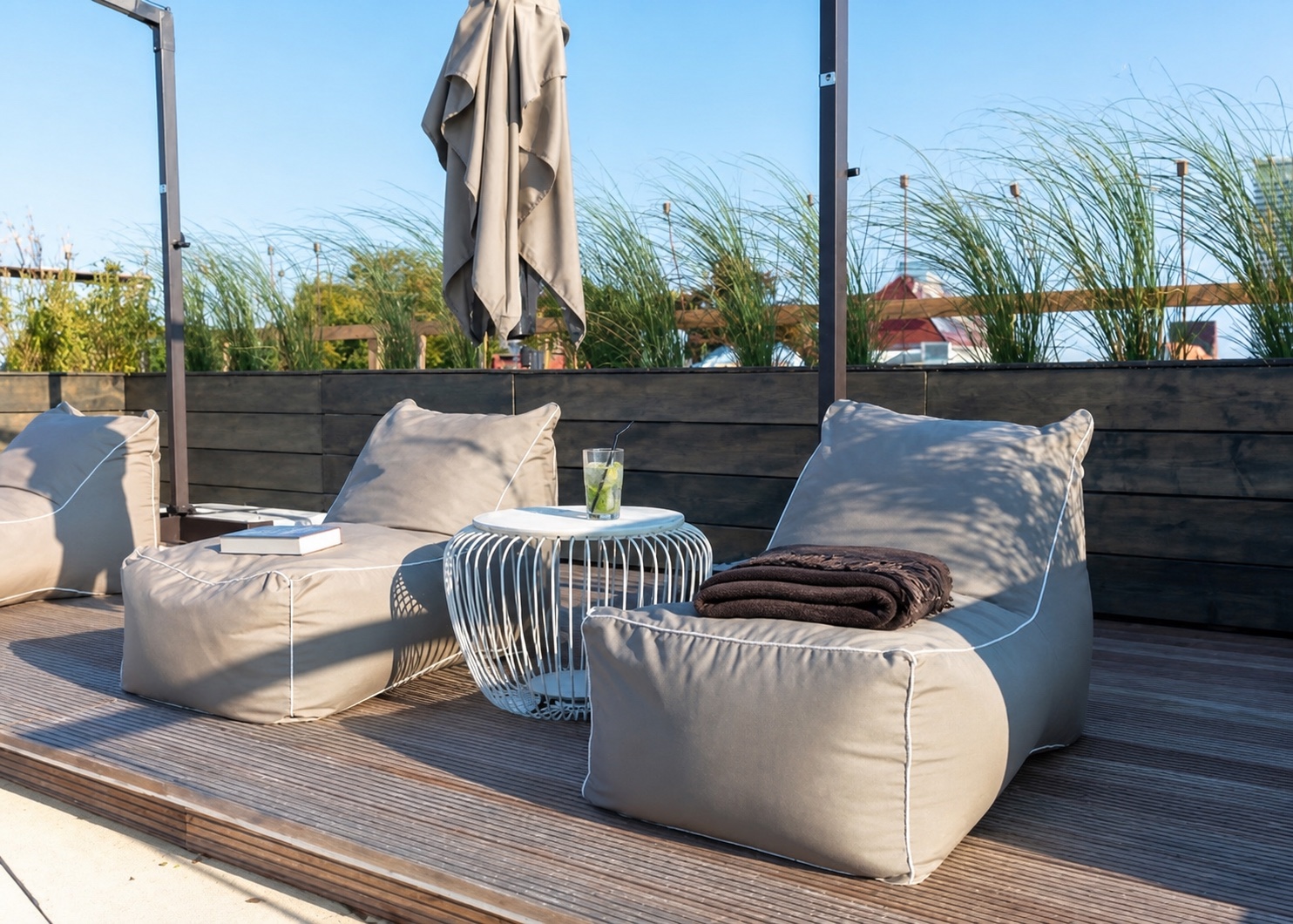 Loungebereich auf der Dachterrasse des Godewindparks