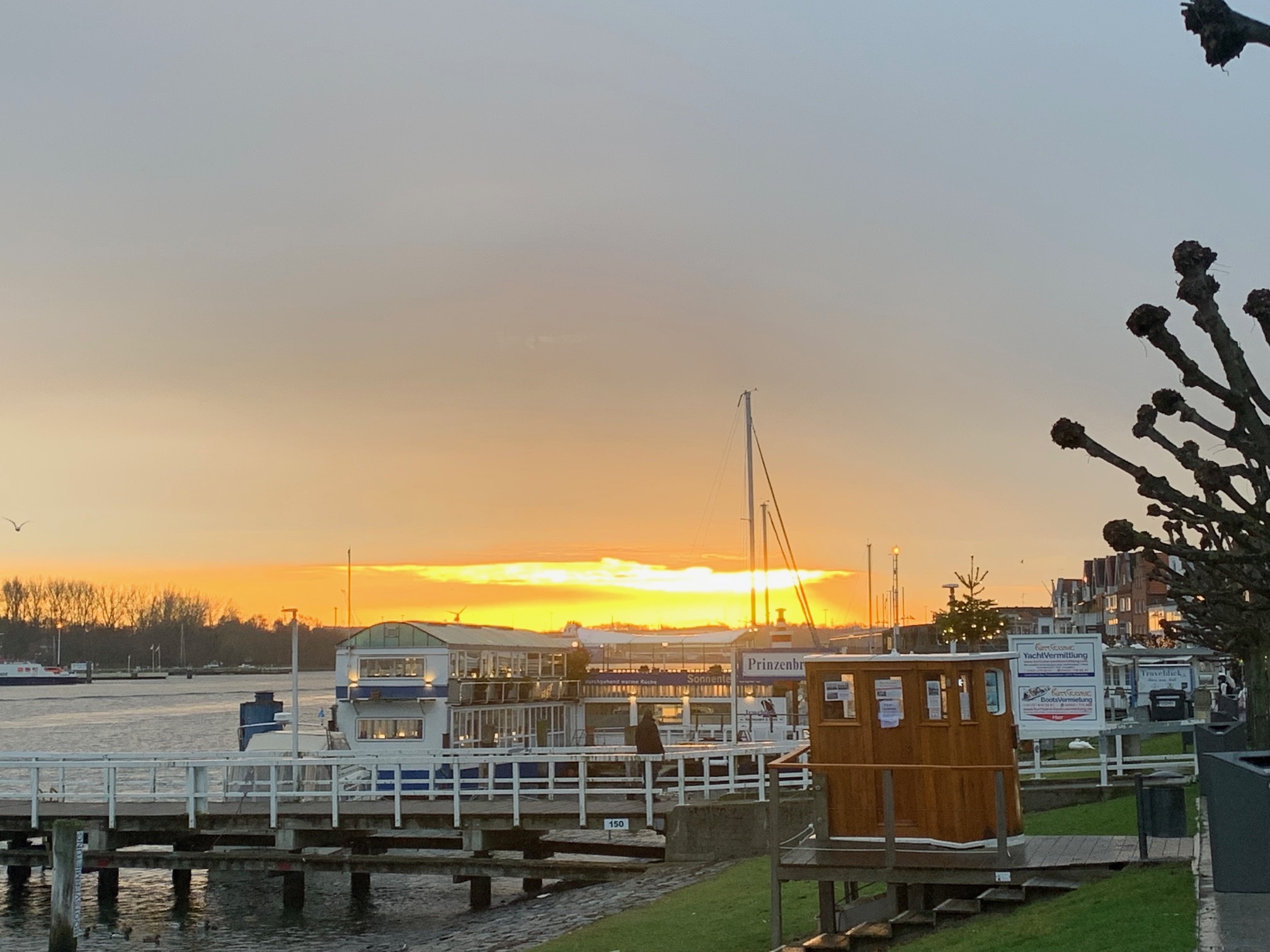 Travemünder Hafen im warmen Abendlicht